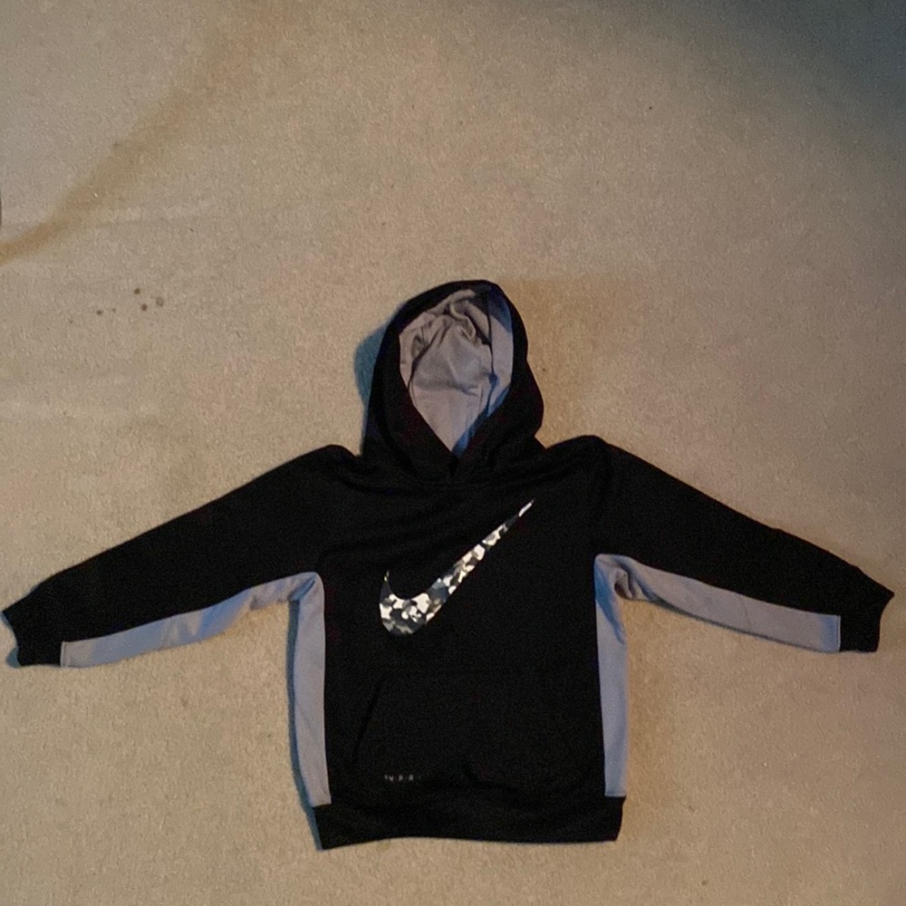Boys Nike hoodie therma fit